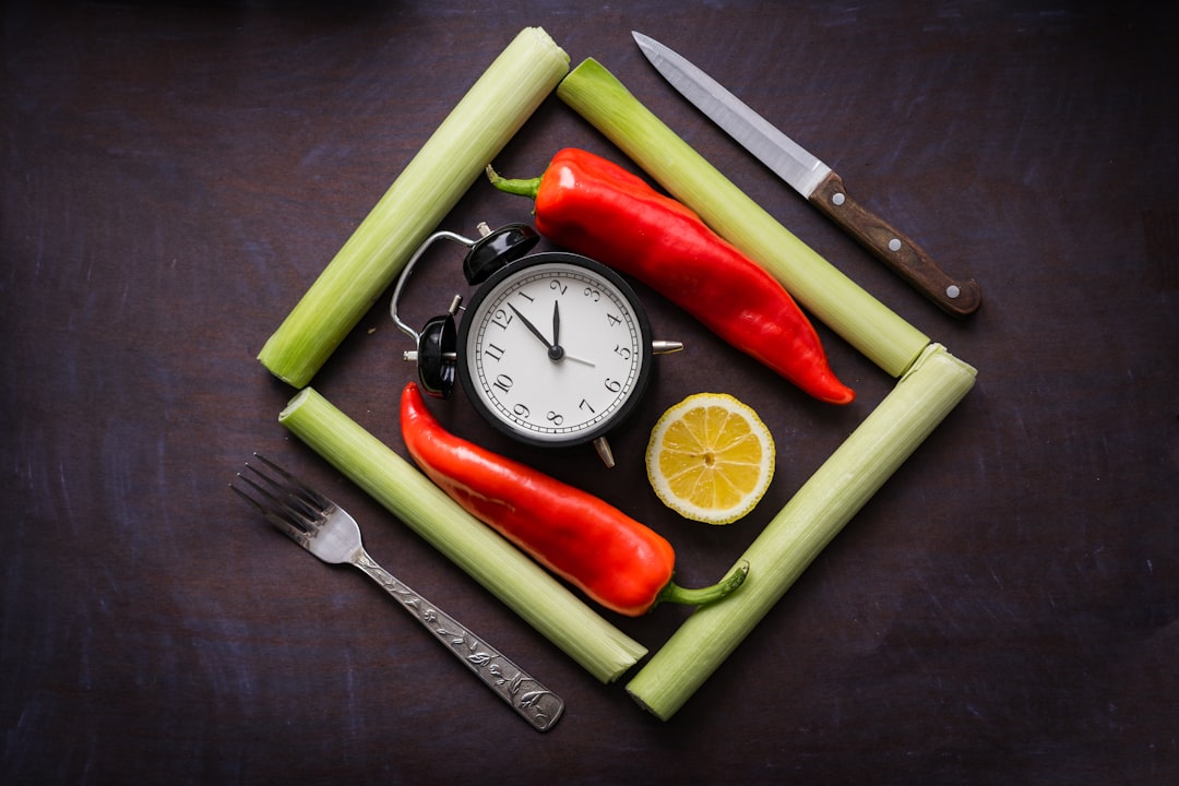 concepto de hora de almuerzo con verduras frescas de fondo. Concepto de hora de desayuno. Comida vegetariana saludable matutina